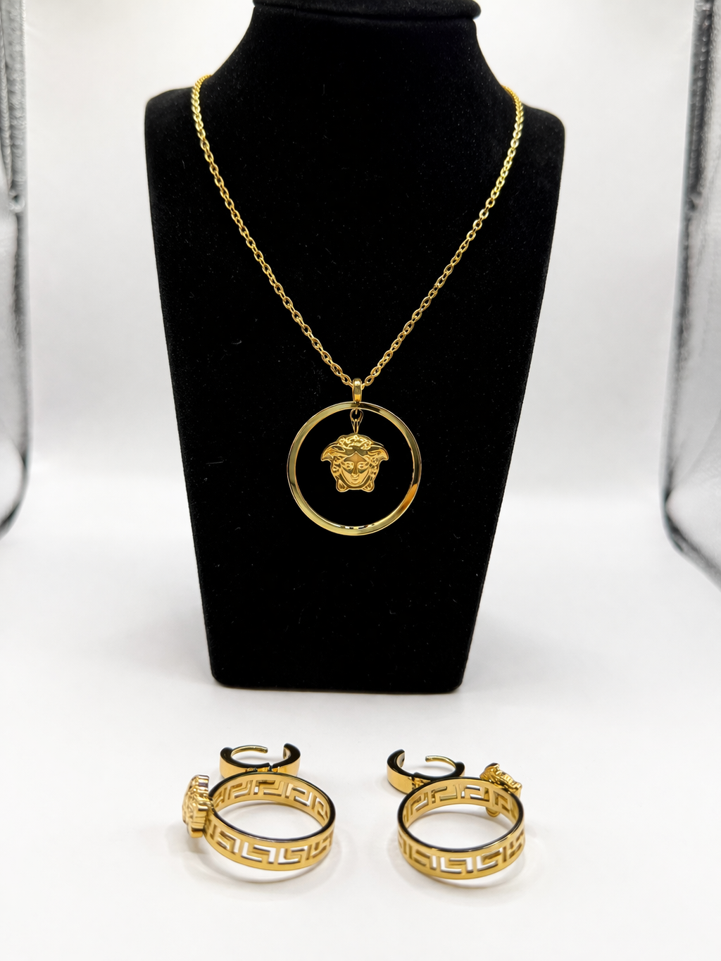 Medusa Circle Pendant Jewellery Set – Gold Colored