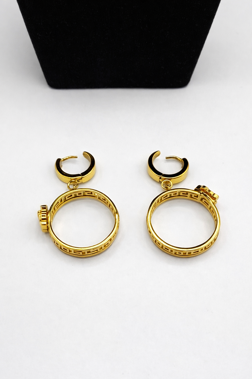 Medusa Circle Pendant Jewellery Set – Gold Colored