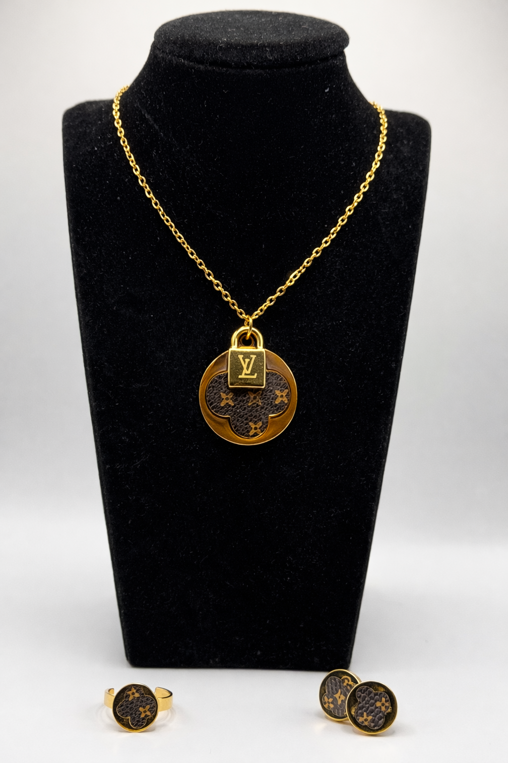 Monogram Lock Pendant Jewellery Set – Gold Colored